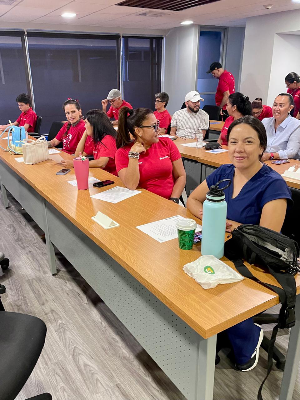 Voluntarios ACOTEAMA en sesión de capacitación grupal